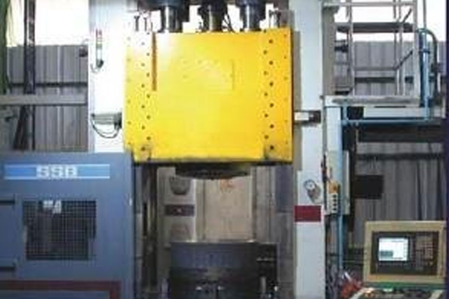 What can the 850 vertical machining center do?